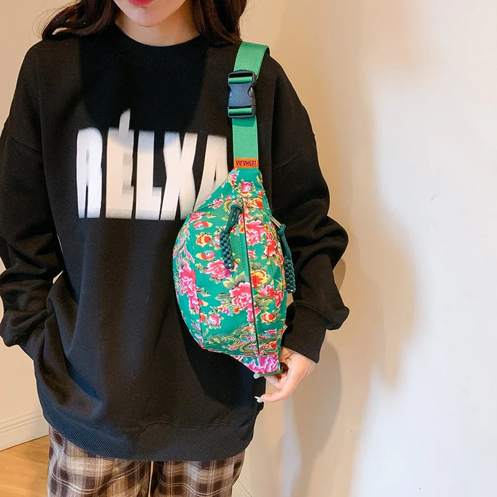 Sac banane femme chic en nylon fleuri, pratique, bandoulière réglable. Idéal comme sac de jour printanier.