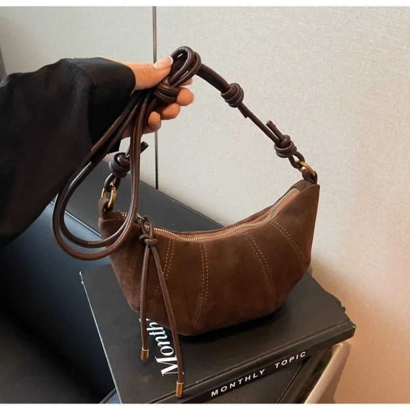 Sac banane femme chic en suédine marron, élégant et pratique pour vos sorties, porté bandoulière, accessoire mode.