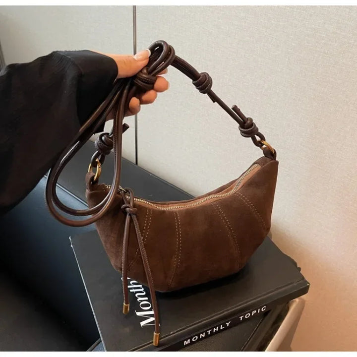 Sac banane femme chic en suédine marron, élégant et pratique pour vos sorties, porté bandoulière, accessoire mode.