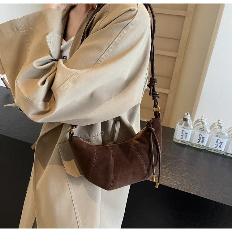 Sac à main banane femme tendance en suédine bordeaux, compact et polyvalent, idéal pour un look chic.