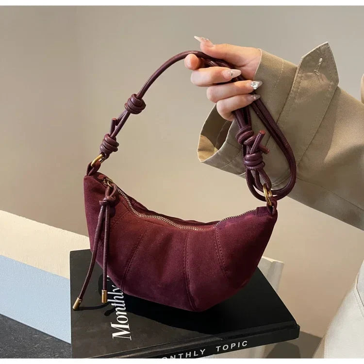 Sac banane bandoulière femme en suédine marron, accessoire compact et élégant pour une touche tendance.