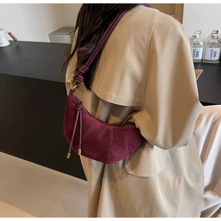 Sac banane polyvalent femme en suédine bordeaux, pratique pour vos sorties, style chic et à la mode.