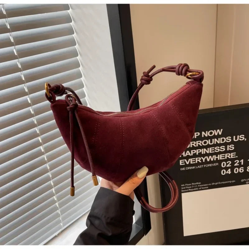 Accessoire de mode: sac banane femme noir en suédine, chic et compact, idéal comme sac à main quotidien.