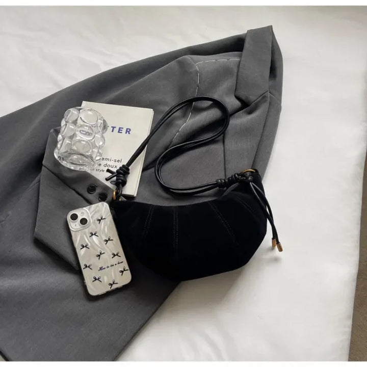 Sac à main banane femme élégant en suédine, disponible en marron, bordeaux, noir, pratique pour toutes les occasions.
