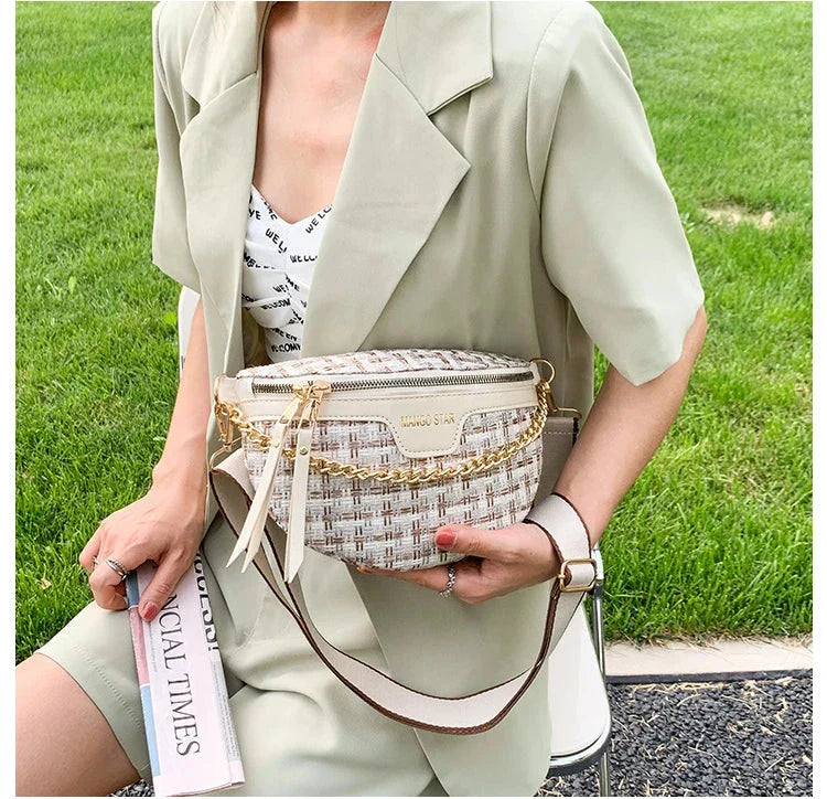 Vue latérale d'un sac banane femme épuré en tissu et cuir PU, soulignant sa forme pratique et sa sophistication.