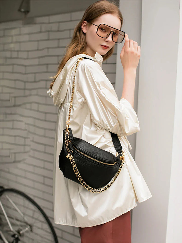 Sac banane femme en cuir grainé, élégant et pratique pour le quotidien.