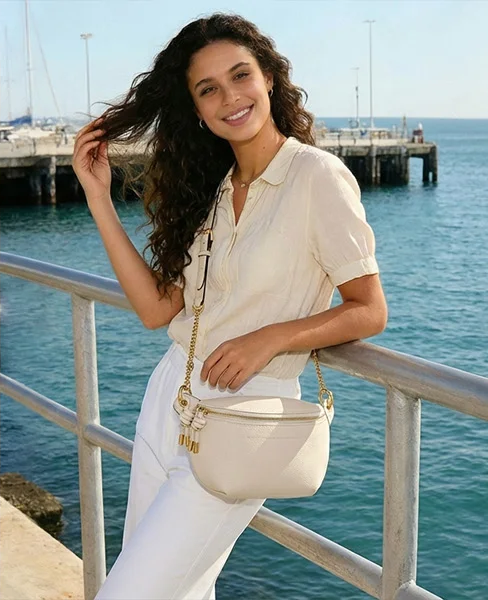 Sac banane crème en cuir grainé, élégance et fonctionnalité pour femme.