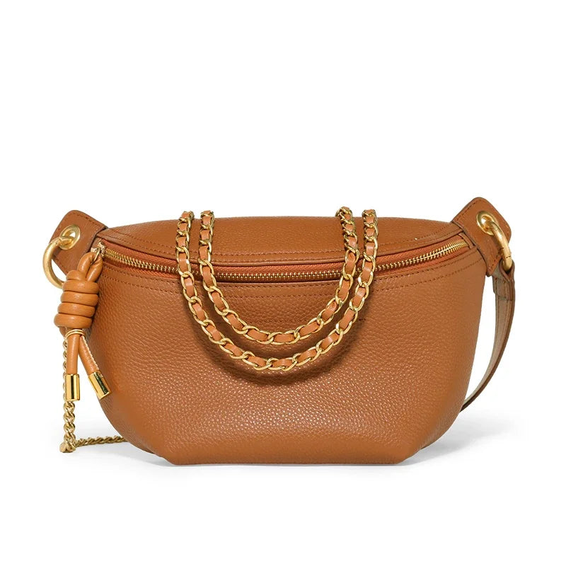 Sac banane cuir femme porté en bandoulière, chic et confortable.