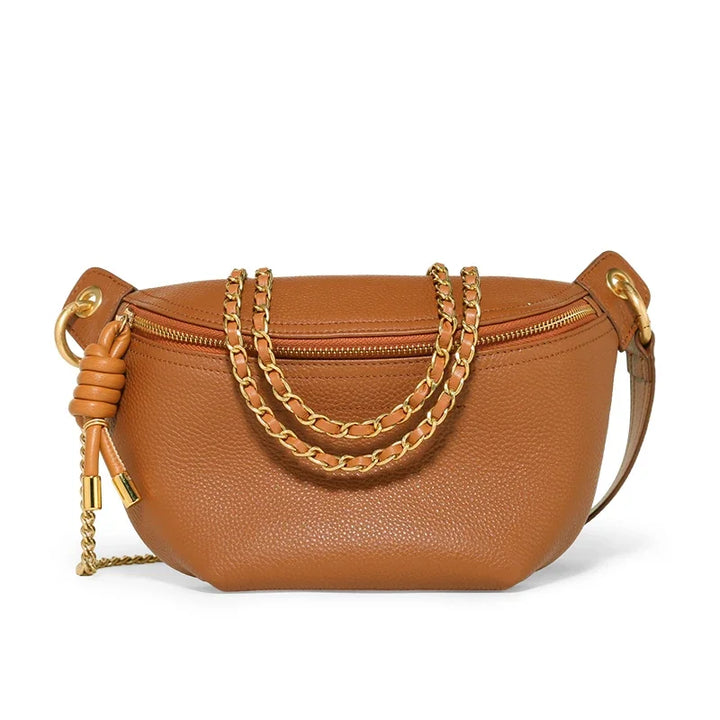 Sac banane cuir femme porté en bandoulière, chic et confortable.