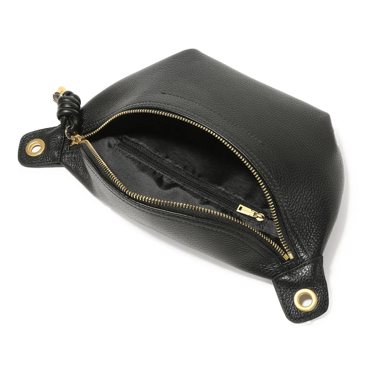 Sac banane cuir femme ouvert, montrant son espace de rangement pratique.