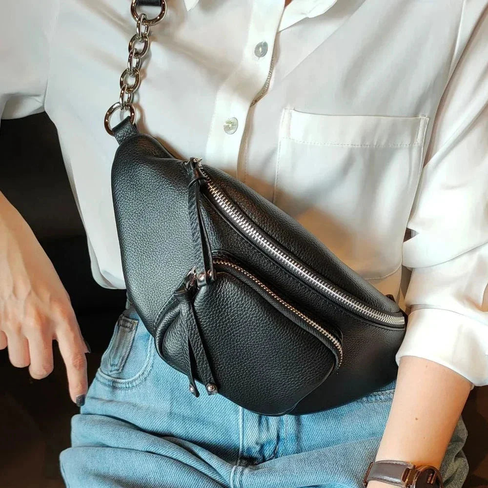 Sac banane chic pour femme en cuir véritable, accessoire de mode pour un look décontracté.