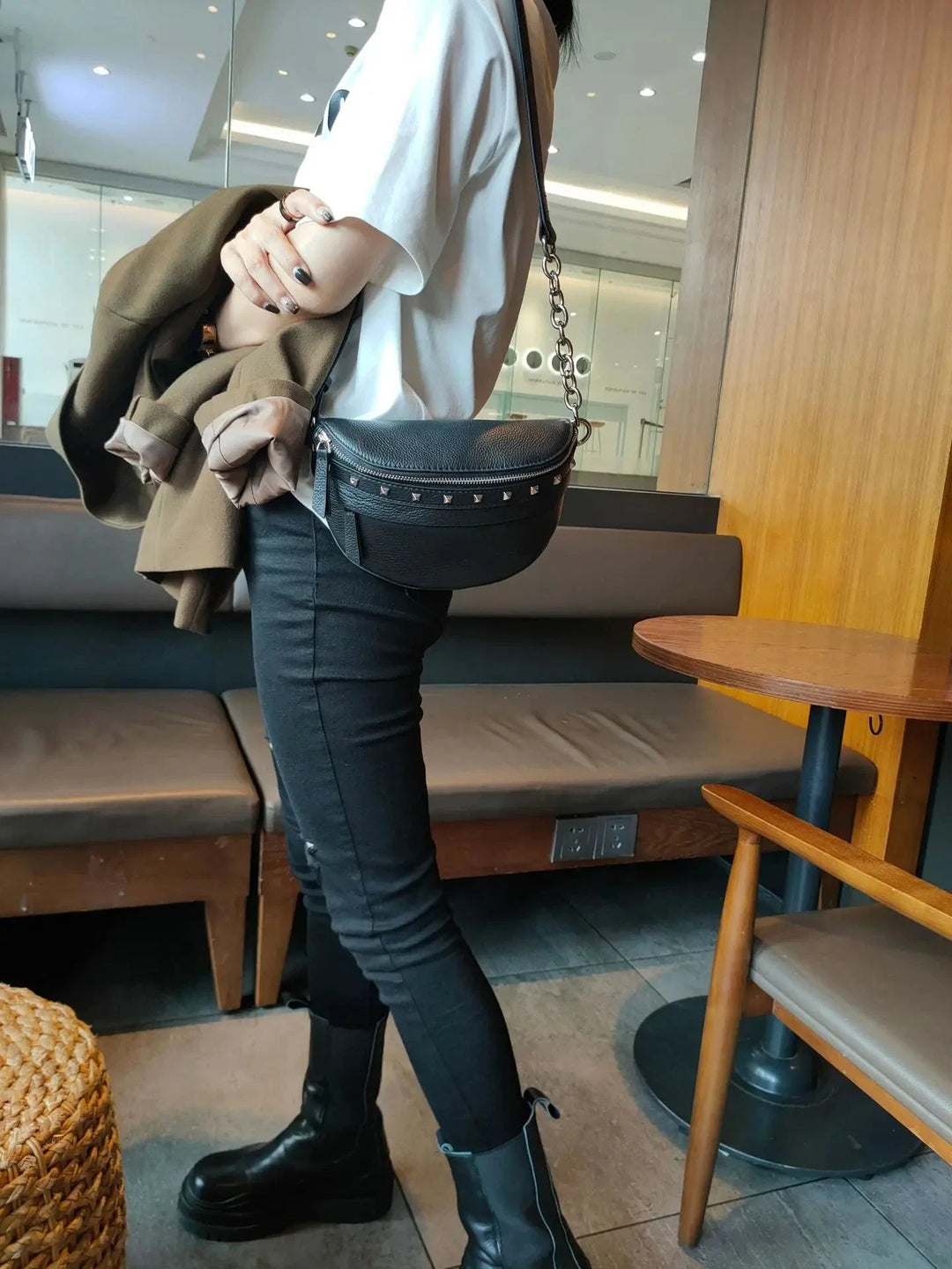 Sac banane en cuir noir pour femme, orné de clous, parfait pour un look tendance et décontracté