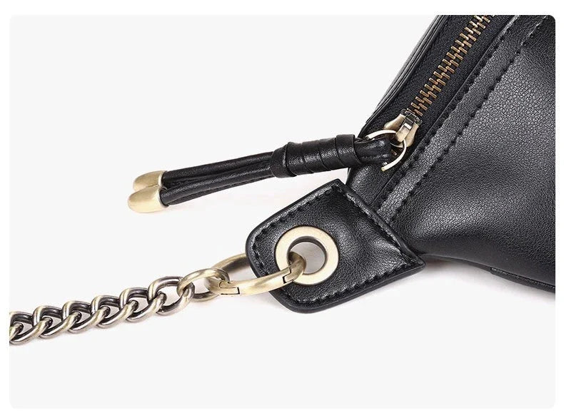 Sac à dos banane femme en cuir noir élégant, présentant des détails floraux sculptés