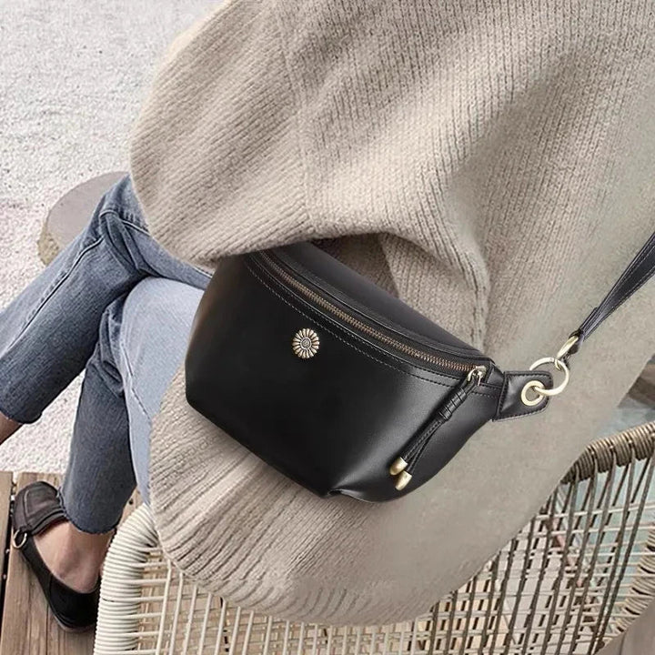 Pochette banane femme en cuir noir, motif de fleurs discrètes, pour un look élégant