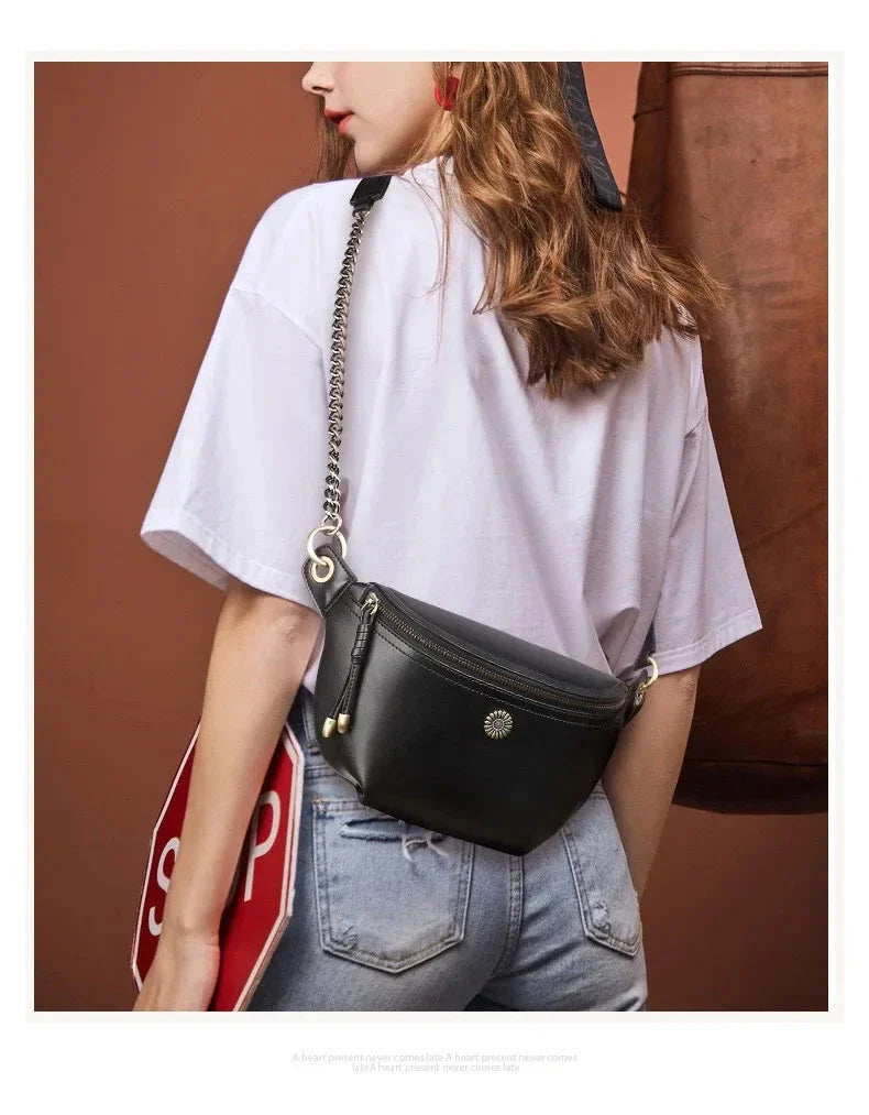 Élégant sac banane femme en cuir noir, détail floral gravé, pour toutes occasions