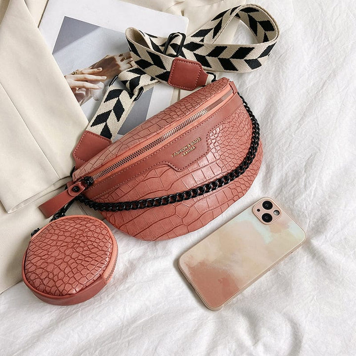 Sac banane femme Amaranta porté en bandoulière, idéal pour garder les mains libres