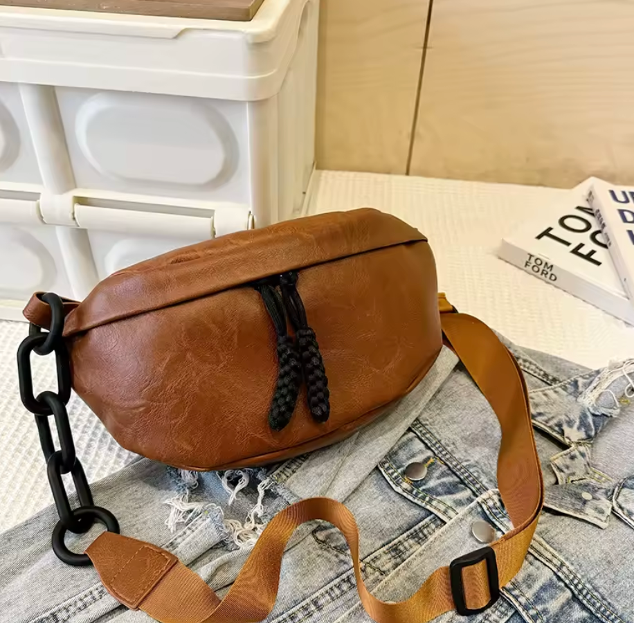 Sac banane femme en cuir PU marron, élégant et pratique, porté en bandoulière pour un look chic.