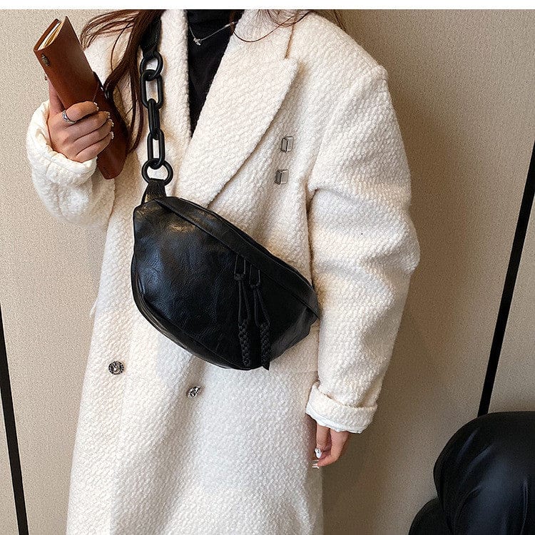 Portrait d'une femme souriante, portant le sac banane en cuir PU comme accessoire tendance.