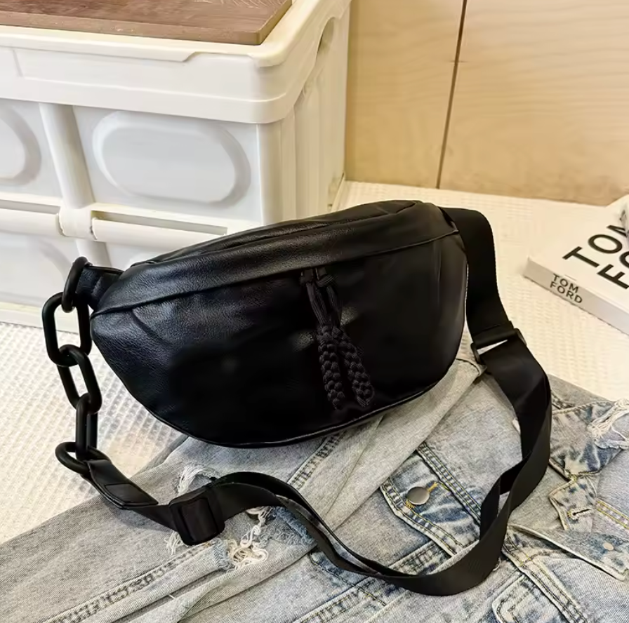 Gros plan sur la texture du sac banane femme en cuir PU couleur café, avec des coutures fines.