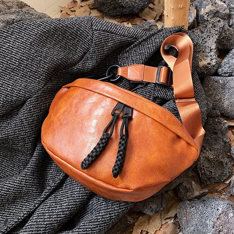 Sac banane femme marron posé sur une table, montrant sa forme compacte et son élégance.