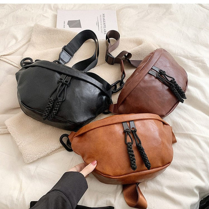 Femme portant un sac banane en cuir PU noir, soulignant son aspect pratique et son style moderne.
