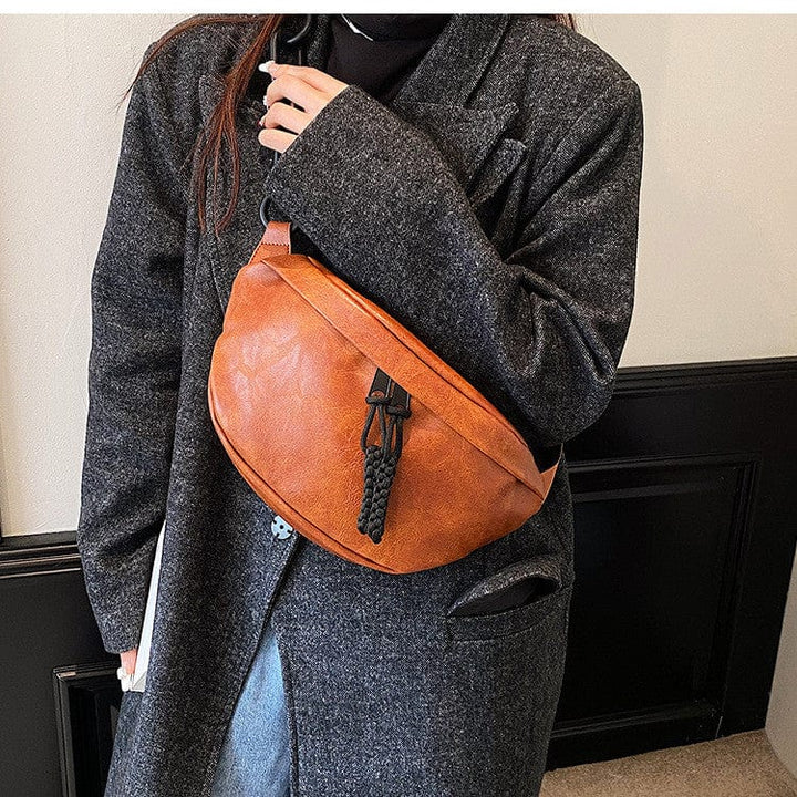 Détail de la fermeture éclair dorée sur un sac banane femme en cuir PU élégant et fonctionnel.