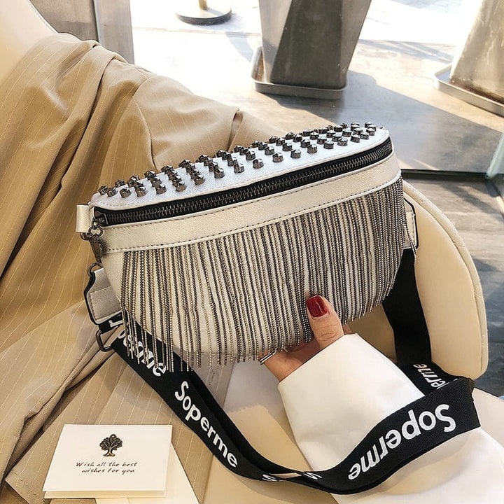 Sac banane blanc en cuir PU, le compagnon idéal pour vos sorties urbaines ou voyages.