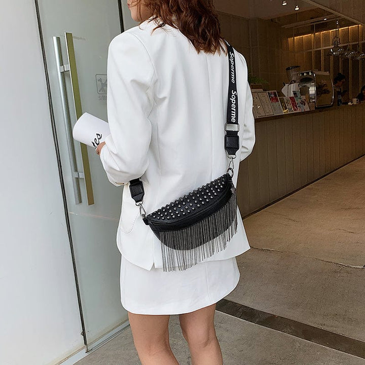 Sac banane en cuir PU noir, accessoire chic pour femme, design épuré, parfait pour main.