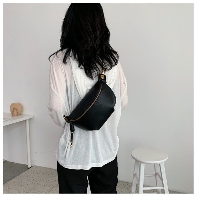 Accessoire femme : sac banane Lana en cuir PU noir, pratique, stylé et moderne.