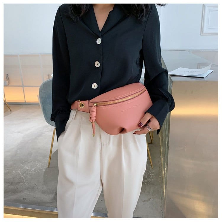Sac banane Lana en cuir PU blanc sur fond neutre, mettant en valeur son design minimaliste et chic.