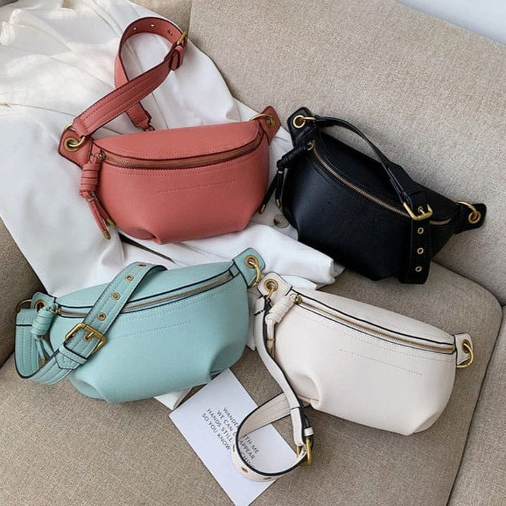 Sac banane Lana en cuir PU noir porté, montrant son style tendance et sa bandoulière ajustable.