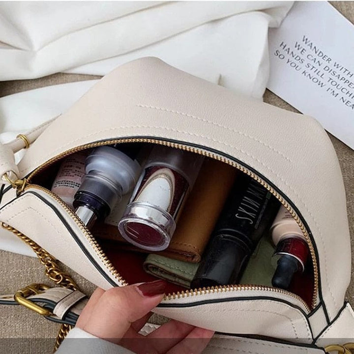 Sac banane Lana, un sac à main compact et chic en cuir PU pour femme, disponible en plusieurs couleurs.