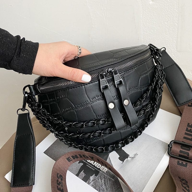 Sac banane femme en cuir PU noir, style épuré, porté en bandoulière sur fond neutre.