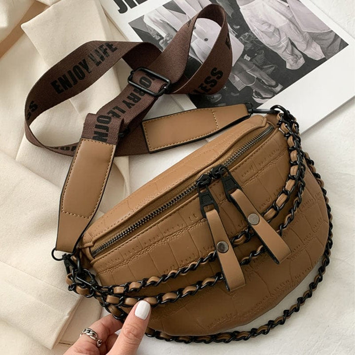 Modèle portant un sac banane en cuir PU marron clair, accentuant un look décontracté chic.