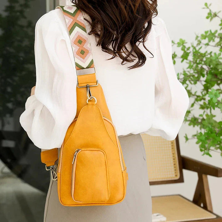 Sac banane femme en cuir PU, positionné sur une table, reflétant sa polyvalence comme accessoire de mode