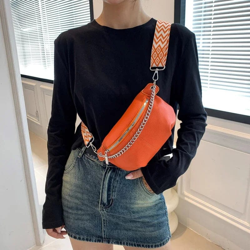 Sac banane femme en cuir souple noir, porté en bandoulière, vue avant. Accessoire mode chic.