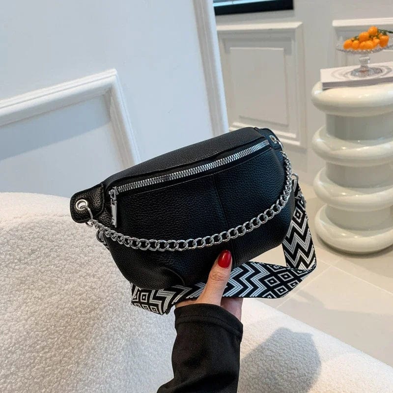 Vue intérieure d'un sac banane femme en cuir souple, doublure en tissu, espace de rangement. Sac fonctionnel.