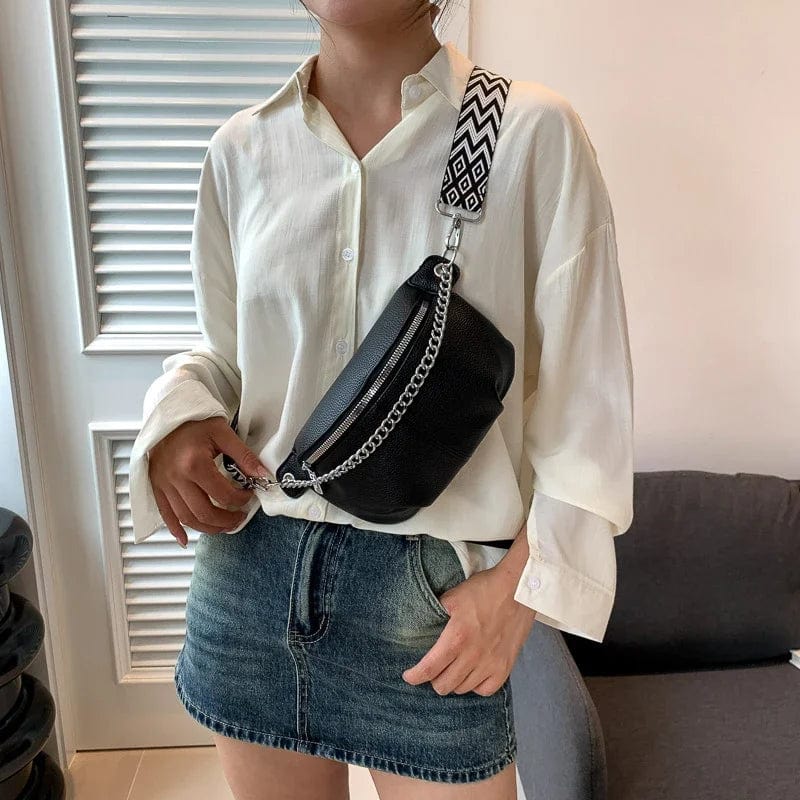 Sac banane femme en cuir souple blanc cassé, silhouette mince, porté sur une robe d'été. Sac à épaule moderne.