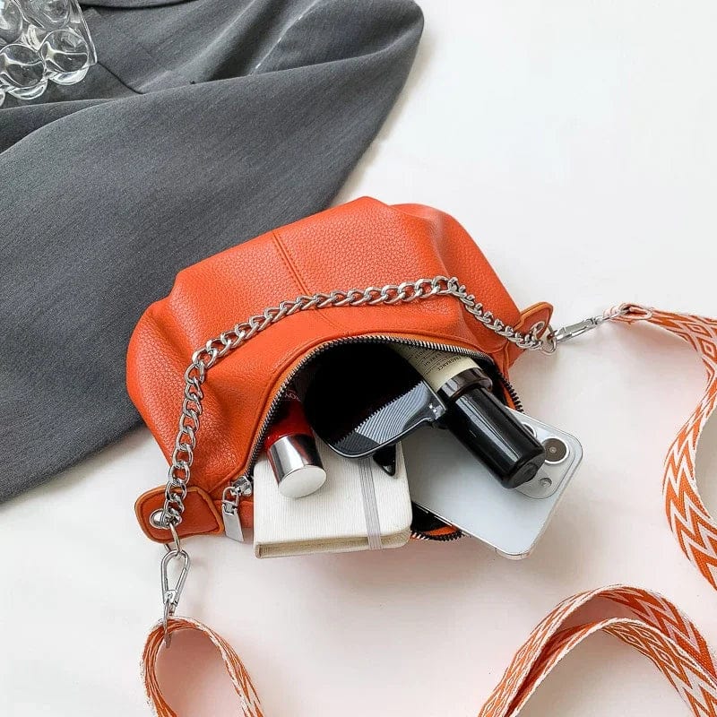 Sac banane en cuir souple camel pour femme, détails sur la fermeture éclair dorée. Tendance et pratique.