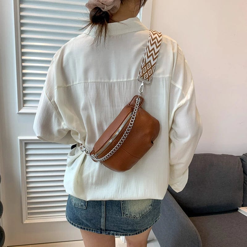 Sac banane femme en cuir souple bleu marine, avec sangle ajustable, vue de profil. Sac pratique et élégant.