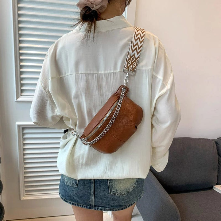 Sac banane femme en cuir souple bleu marine, avec sangle ajustable, vue de profil. Sac pratique et élégant.