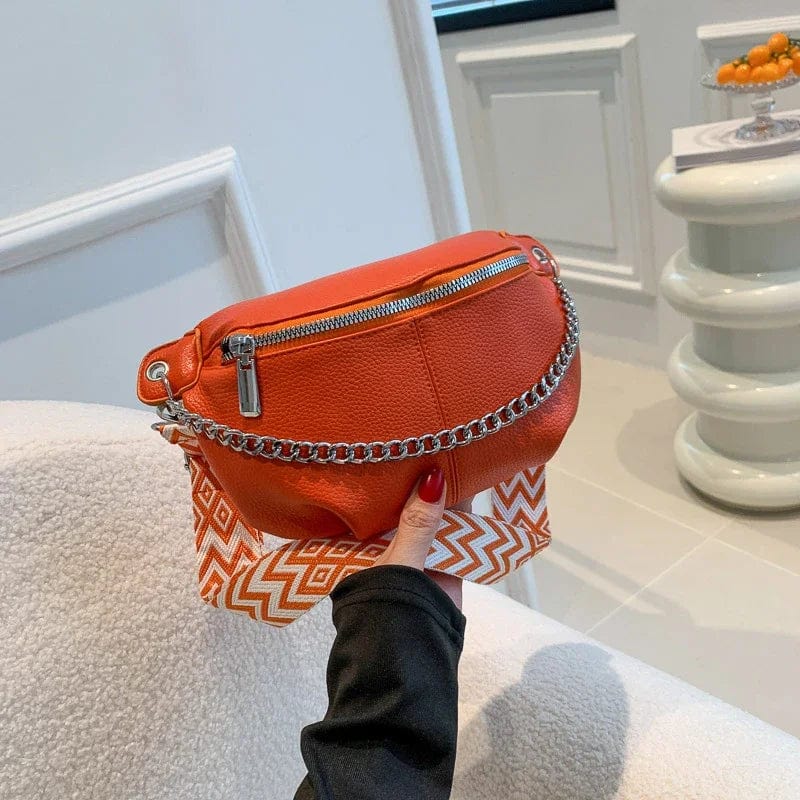 Détail du logo discret sur un sac banane en cuir souple vert forêt, idéal pour femme. Qualité supérieure.