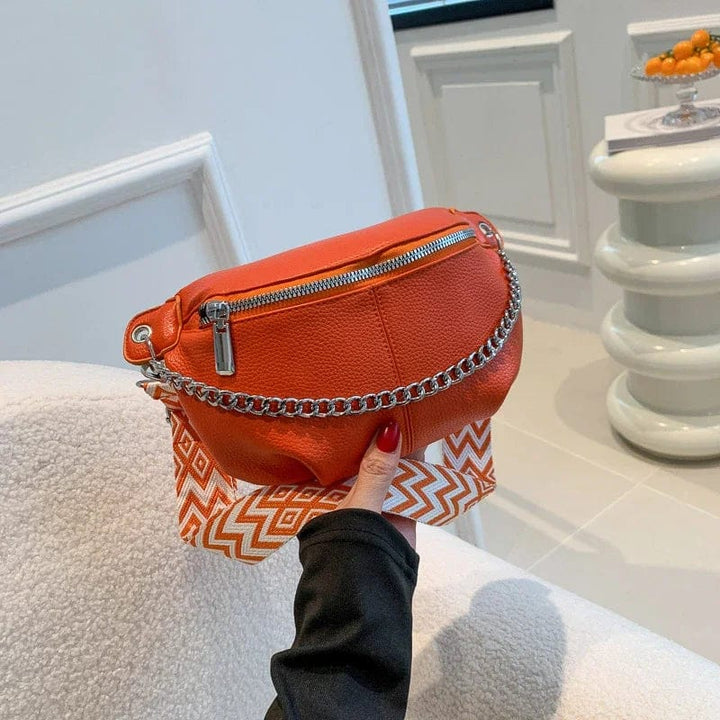 Détail du logo discret sur un sac banane en cuir souple vert forêt, idéal pour femme. Qualité supérieure.