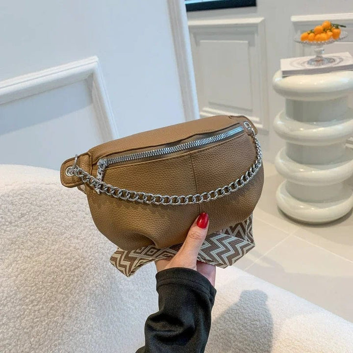 Sac banane femme en cuir souple rose poudré, posé à plat, montrant la texture douce. Accessoire chic et doux.