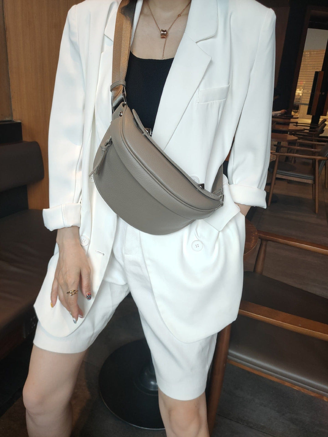 Gros plan sur la couture détaillée du sac banane en cuir Catalina, gage de fabrication soignée.