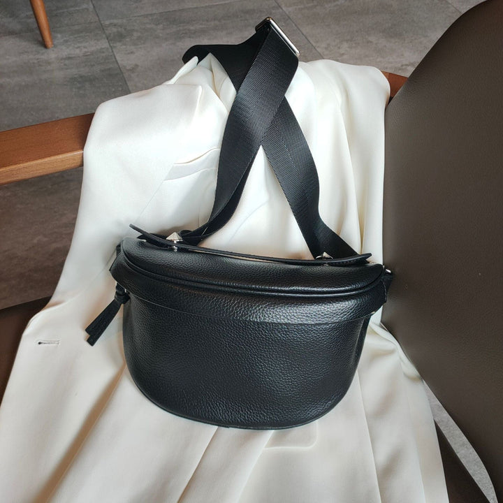 Sac banane Catalina en cuir souple pour femme, accessoire mode élégant et pratique au quotidien.