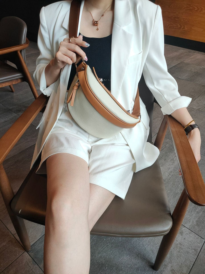 Intérieur spacieux du sac banane en cuir Catalina, parfait pour organiser vos essentiels féminins.