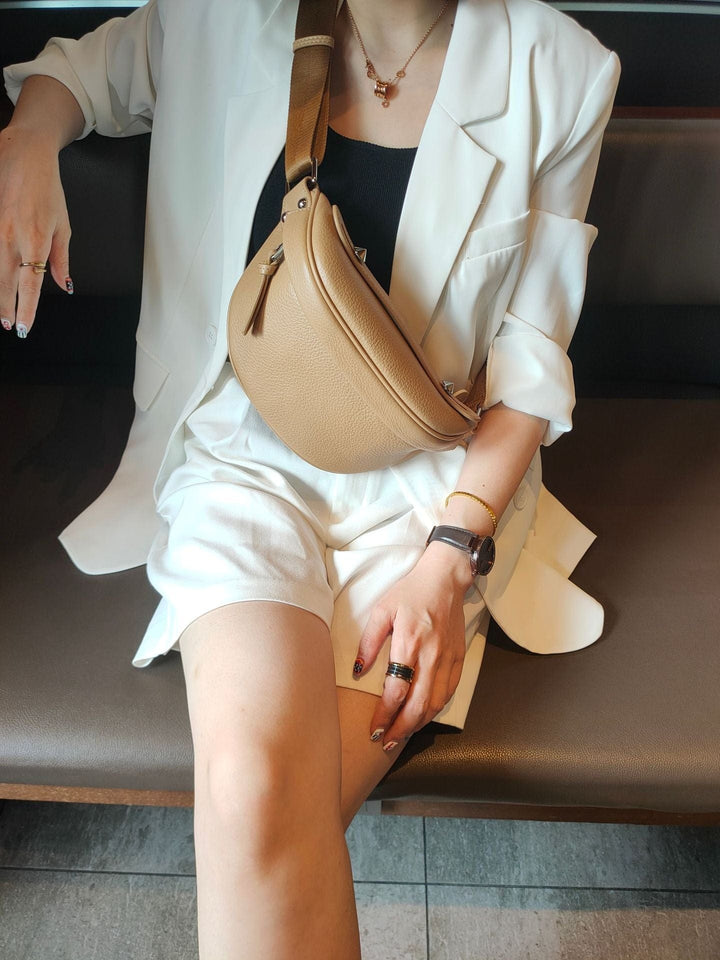 Texture du cuir sur le sac banane Catalina, illustrant la qualité du cuir véritable, résistance à l'usure.