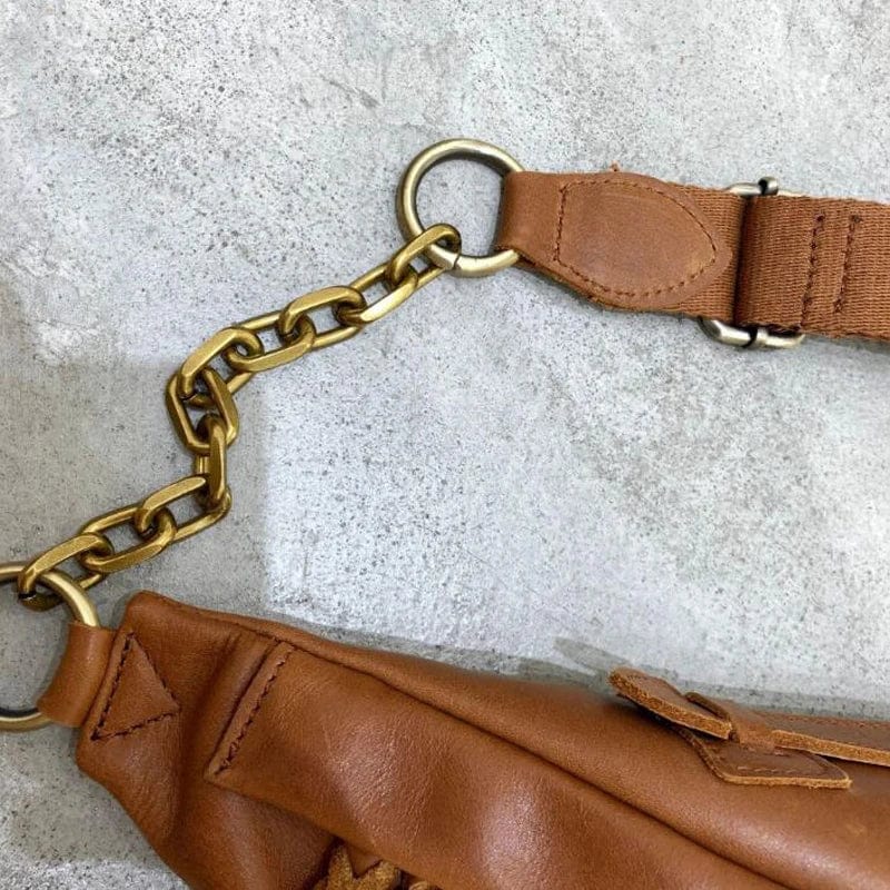 Détail du sac banane en cuir véritable marron, texture douce et finitions soignées