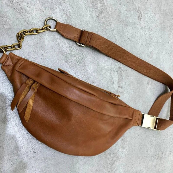 Sac banane en cuir marron pour femme, porté à la taille, alliant confort et style